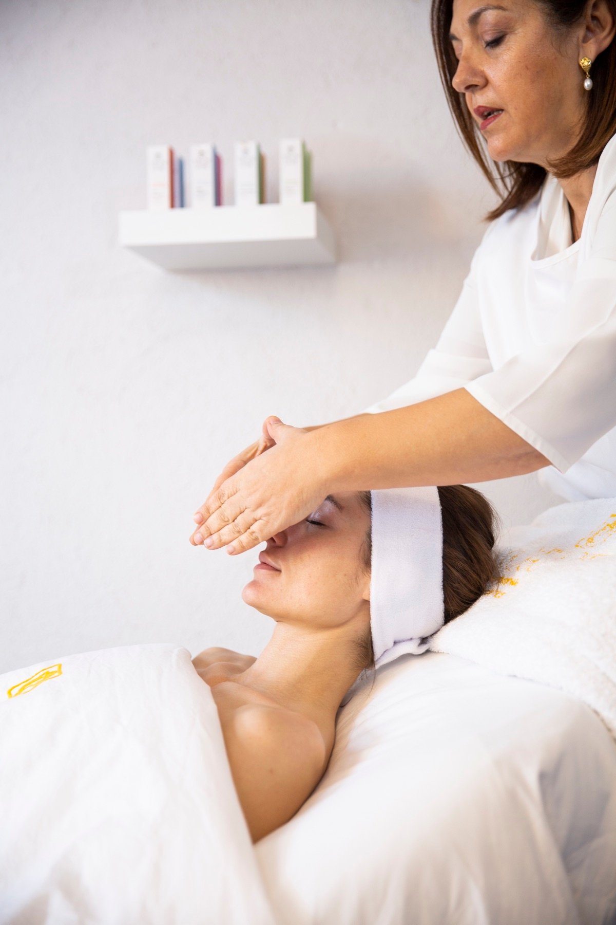 profesional de la estética realizando un tratamiento Yellow Rose a una clienta